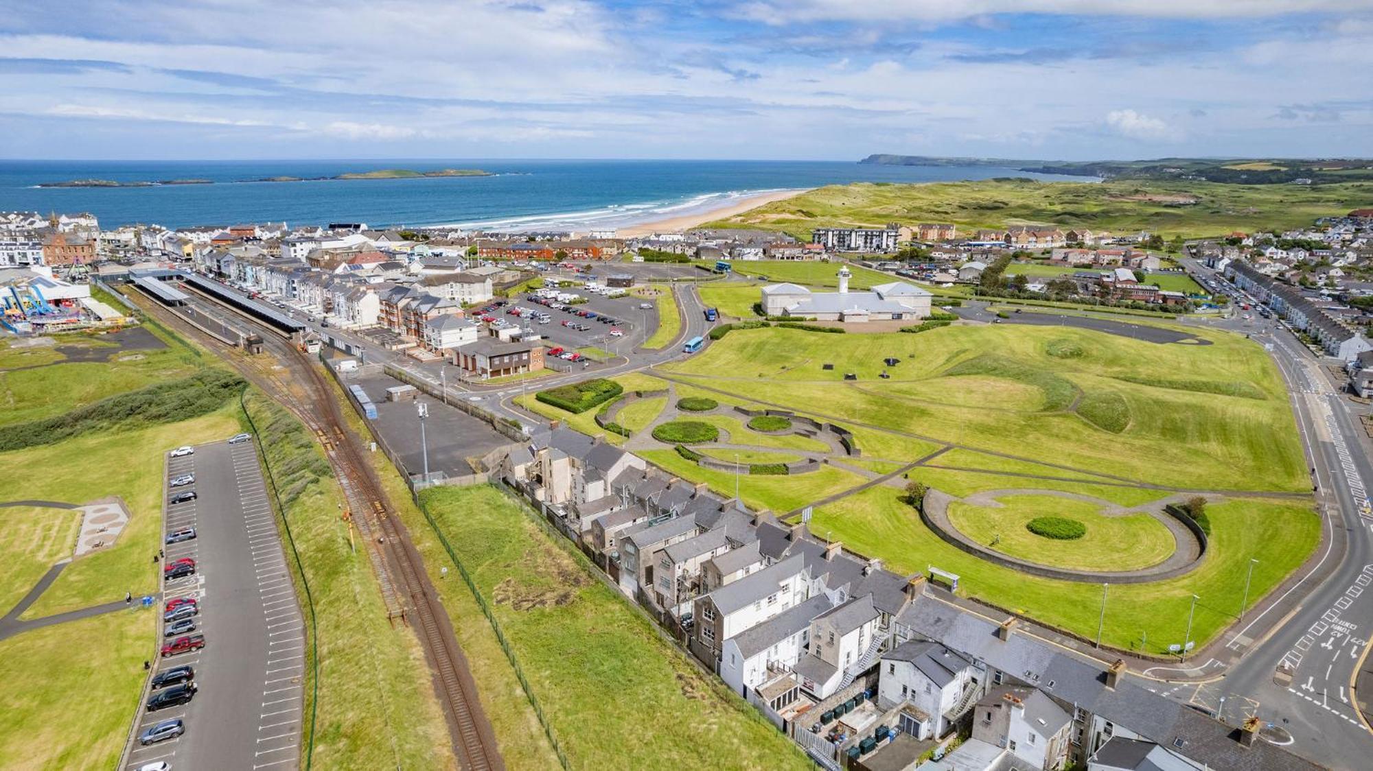 5 Dunluce Park - Portrush By The Sea Apartment Екстериор снимка